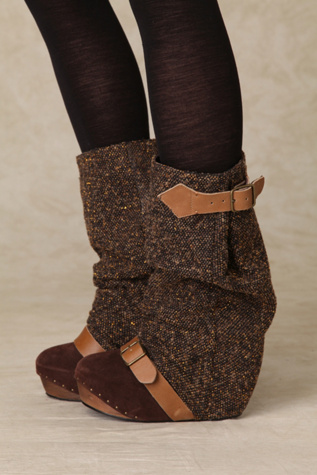 Longer Lashes Clog Boot