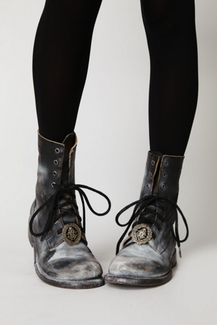 Victory Crest Shoe Clip