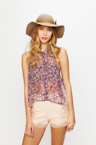 Perimeters in Lace Linen Short